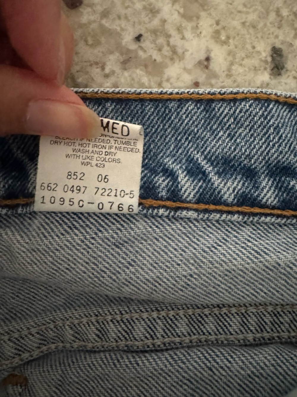 Vintage Levi’s 950 Relaxed Fit Tapered Leg - Picture 4 of 5